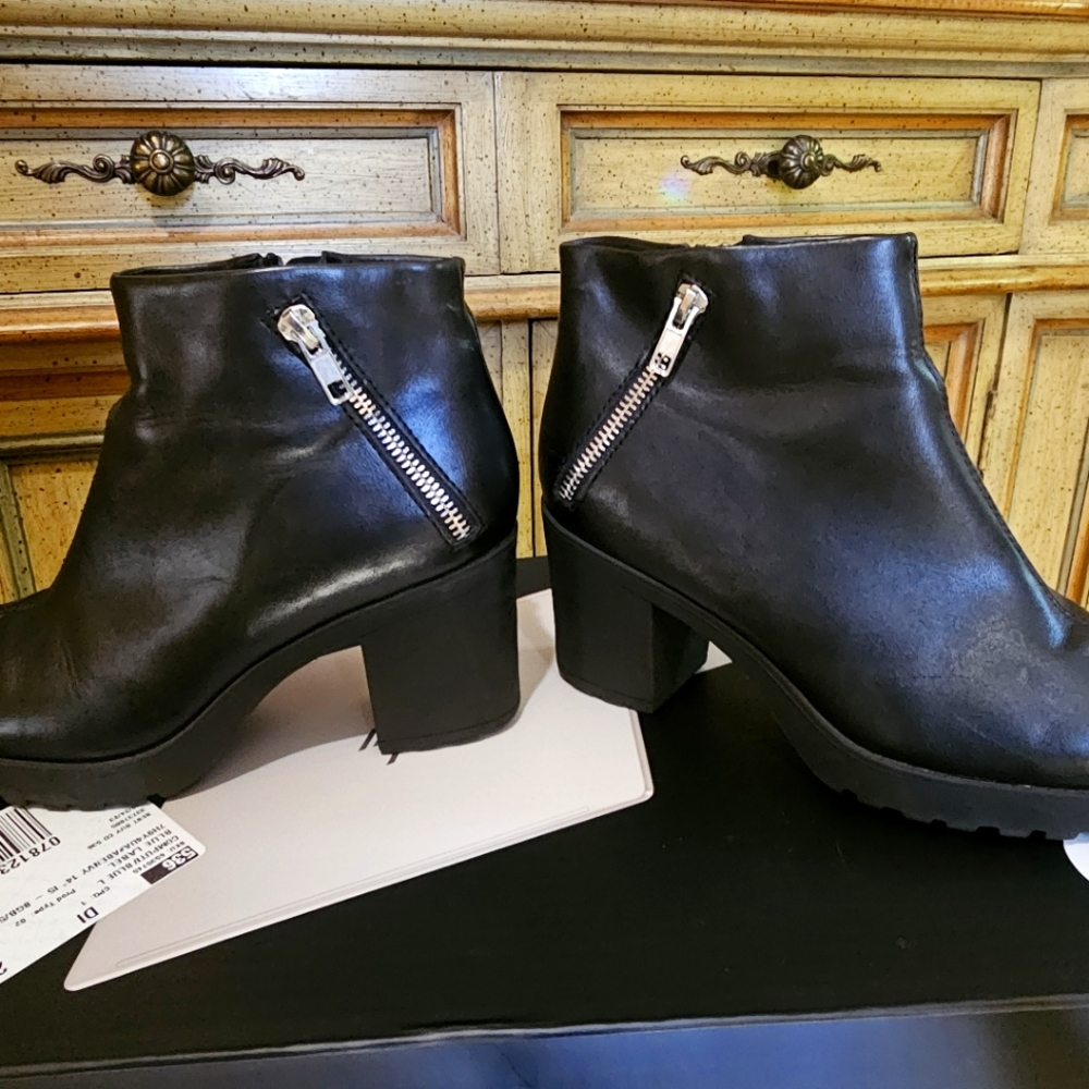 Woman's Black Boots